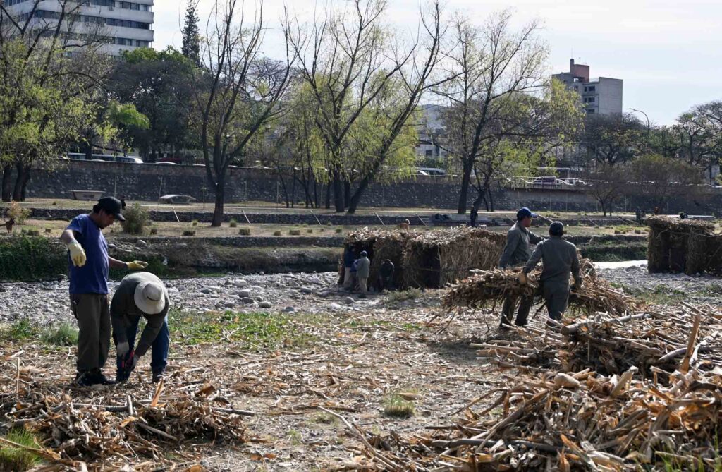 Esta imagen tiene un atributo alt vacío; el nombre del archivo es Preparativos-para-la-marcha-evocativa-exodo-jjeno-Prensa-Muni-Jujuy2-1024x669.jpg