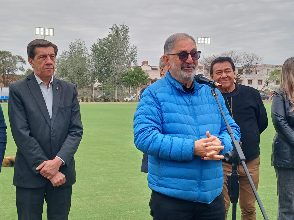 Autoridades en la inauguración